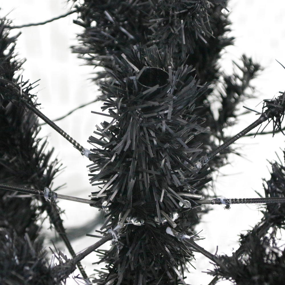 شجرة عيد الميلاد الاصطناعية ذات القمة المنحنية المصنوعة من خشب التنوب بطول 6 أقدام، مع 1080 طرفًا من الفروع الخضراء و300 مصباح LED في عيد الميلاد